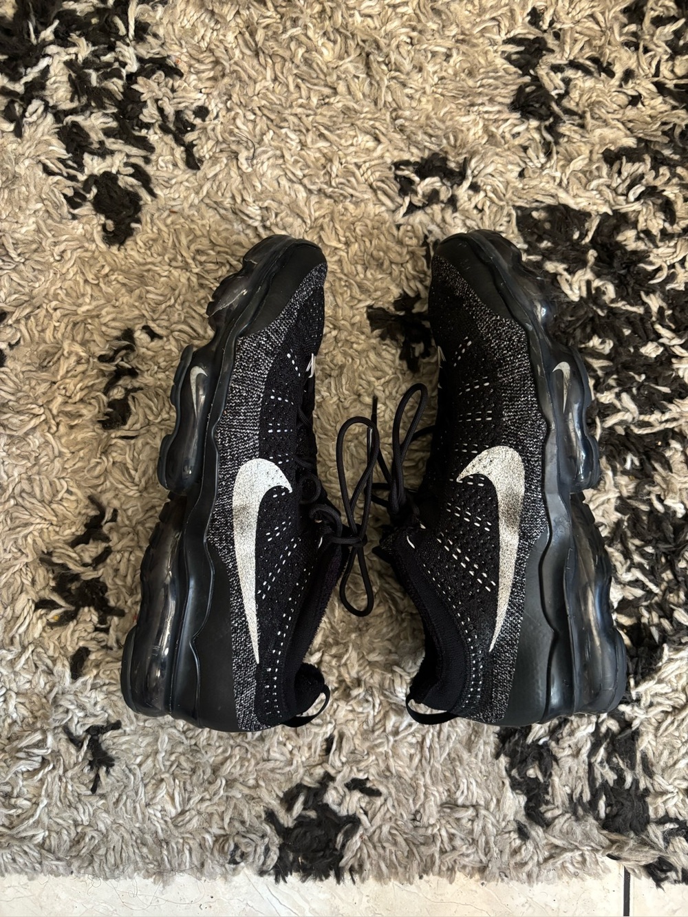 Nike Mens Black and Silver Flyknit Air Cushion Running Shoes